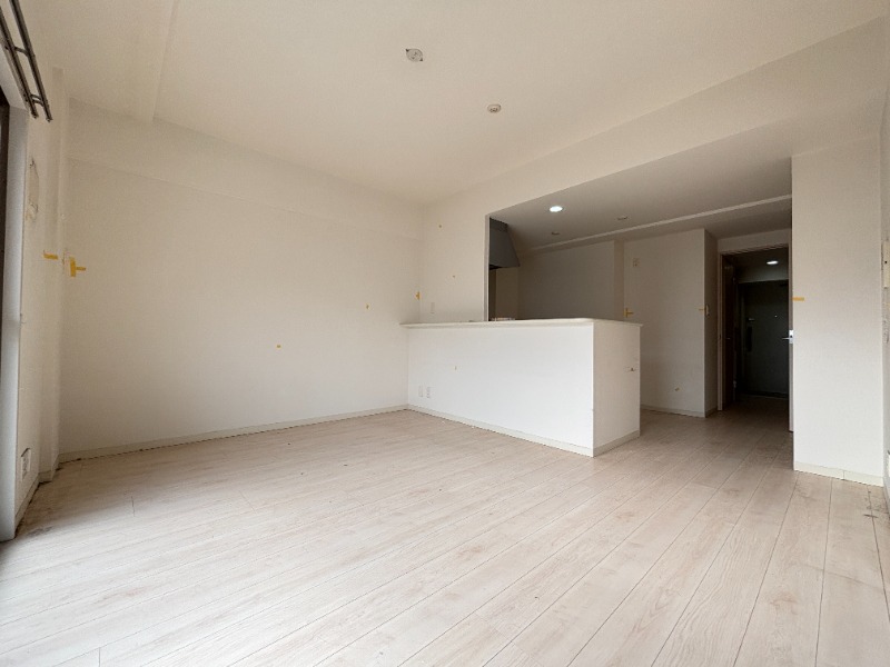 居室・リビング　３０２号室　写真