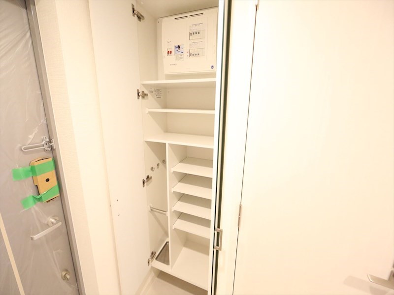 玄関　玄関　シューズボックス付（収納充実してます）