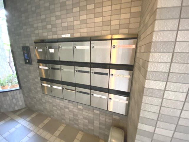 エントランス　落ち着いたエントランスです