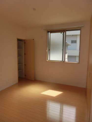 その他部屋・スペース　腰窓採用の洋室です。