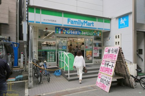 コンビニ　ファミリーマート カツラギ瓦町店（コンビニ）まで51m