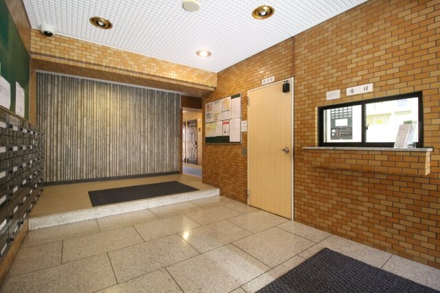 エントランス　落ち着いたエントランスです