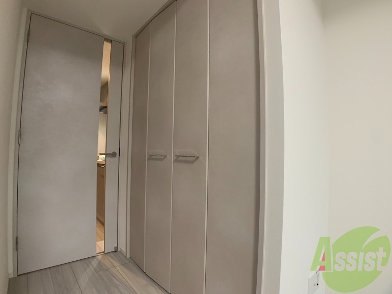 収納　収納はこちらをお使いください。両開きのクローゼットです。