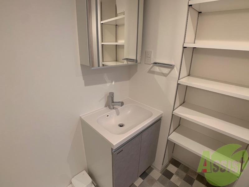 洗面設備　独立洗面台がございます。朝の支度はここで済ませましょう。