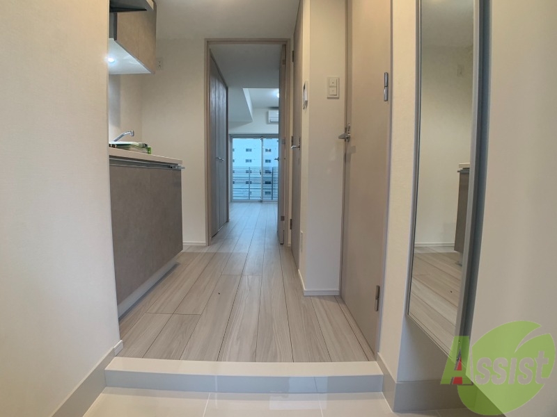 玄関　玄関からはこんな感じです。廊下の幅も十分にありますね。