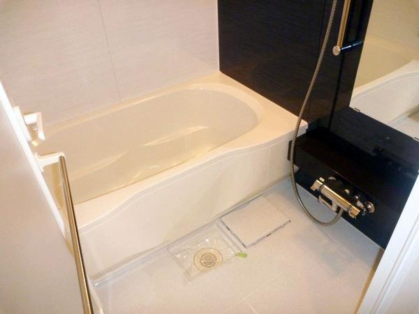 バス・シャワールーム　バスルームが明るい空間です