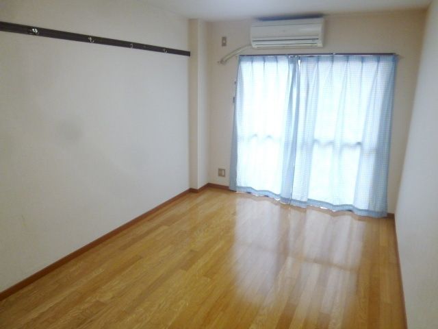 居室・リビング　★大きな窓・明るい６帖の洋室★