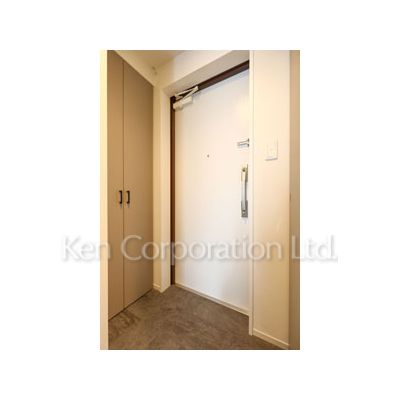 玄関　同タイプ5階のお部屋を撮影。仕様が異なることがあります。