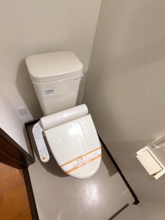 トイレ　落ち着いた色調のトイレです