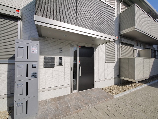 エントランス　落ち着いたエントランスです