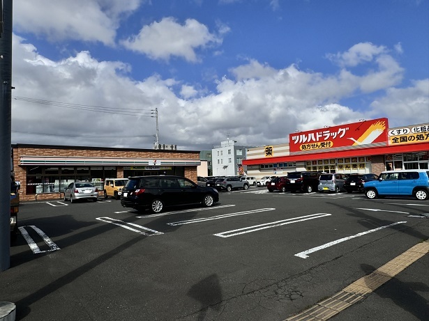 ドラックストア　ツルハドラッグ北１８条東店（ドラッグストア）まで350m