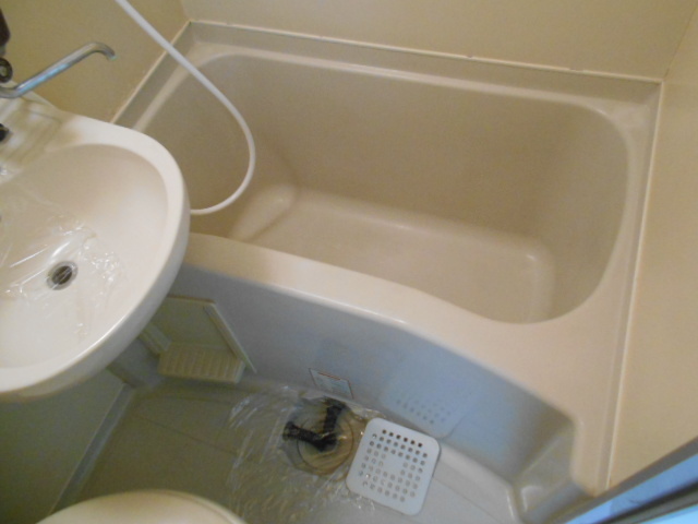 バス・シャワールーム　清潔感のある浴槽ですよ