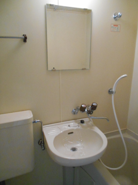 洗面設備　洗面台は浴室内にございます