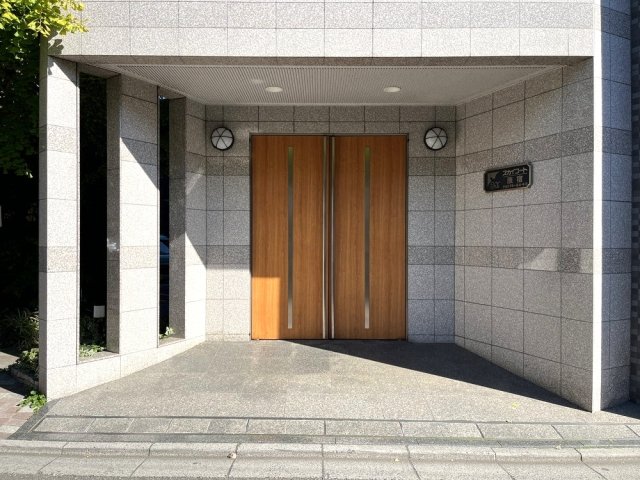 エントランス　落ち着いたエントランスです