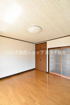 居室・リビング　同建物・別号室の写真です。