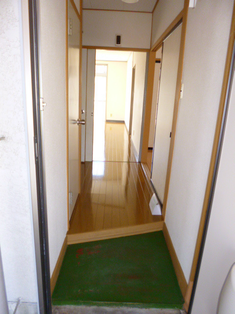 玄関　※写真は301号室のお部屋です。