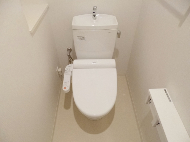 トイレ　トイレは洗浄、暖房便座付きです