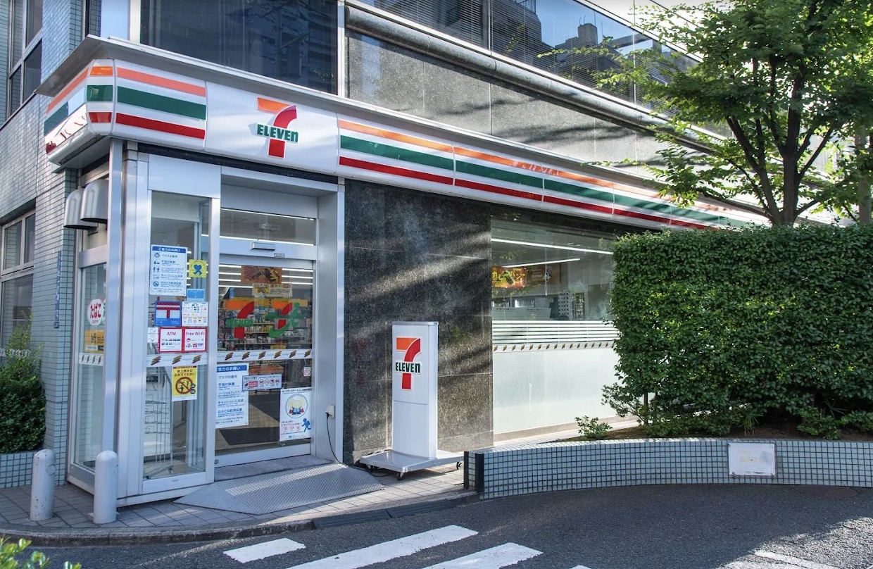 コンビニ　セブンイレブン港区芝1丁目店（コンビニ）まで131m