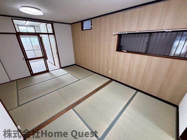 山本町南8丁目貸家の居間写真
