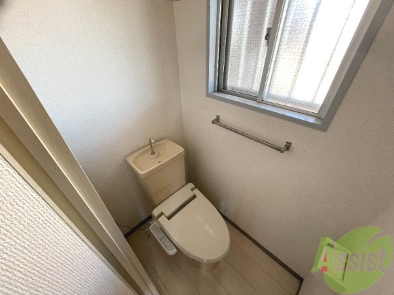 トイレ　ウォシュレットが付いているキレイなお手洗いです。