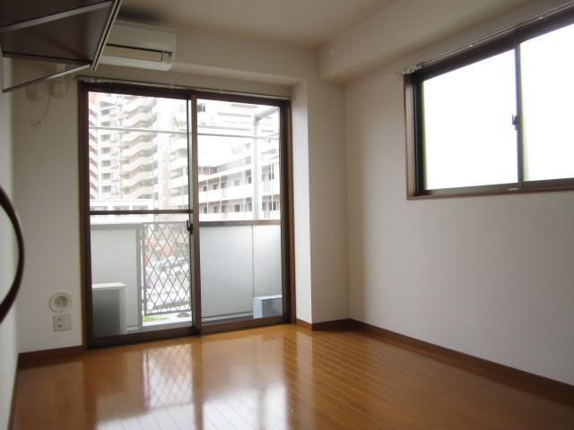 居室・リビング　角部屋、2面採光のお部屋で明るいお部屋です♪