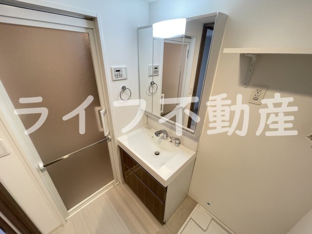 洗面設備　独立洗面台、朝の身支度には欠かせません