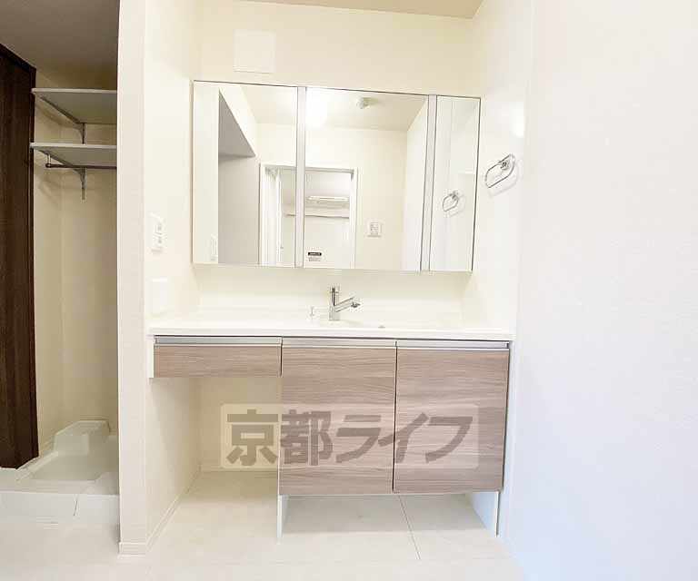 洗面設備　大きな鏡の付いた洗面台です