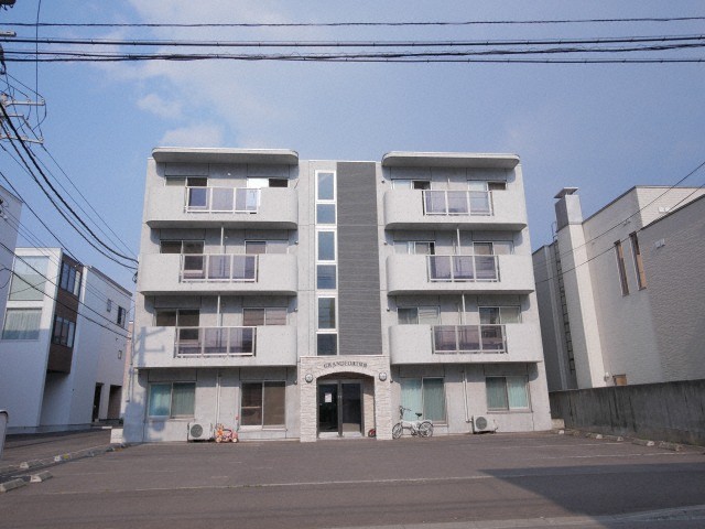 建物外観　★広々2LDK！★ペット相談可能！★希少な駐車場空きあり！