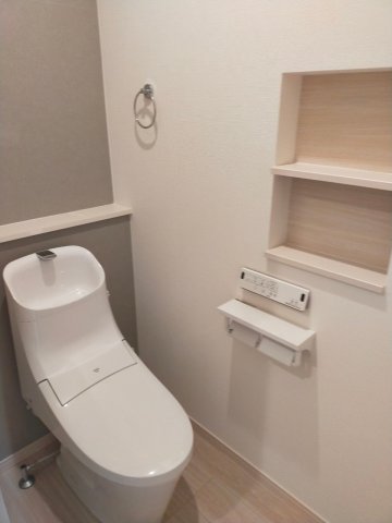 トイレ　※写真は205号室です。 ※相違する場合は現況を優先いたしま