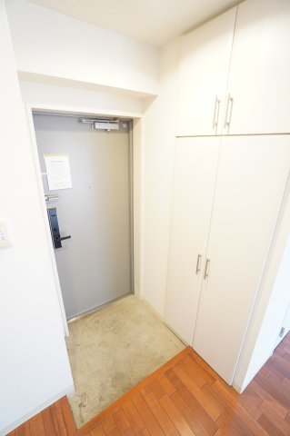 玄関　※同物件・反転タイプの写真です。