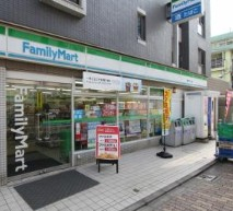 コンビニ　ファミリーマート 綾瀬二丁目店（コンビニ）まで107m