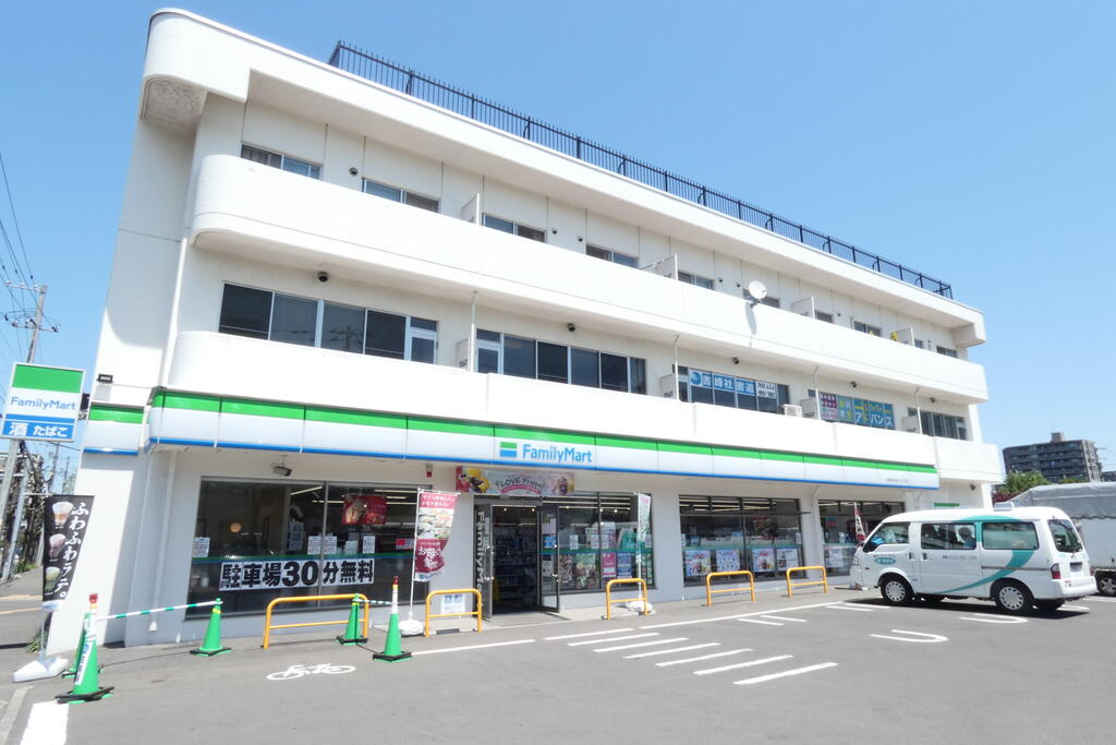 コンビニ　ファミリーマート札幌南8条西18丁目店（コンビニ）まで413m