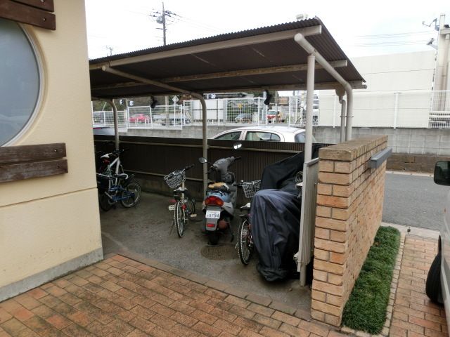 その他共有部分　屋根付きの駐輪場です。