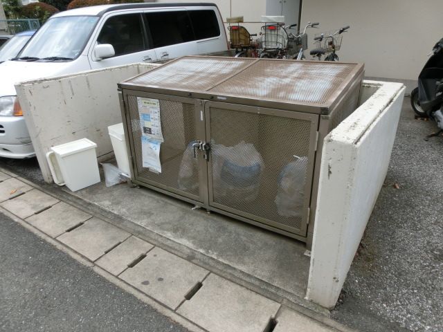 その他　敷地内の共有ゴミ置き場。