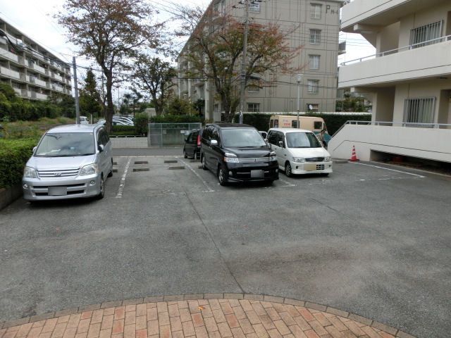 駐車場　敷地内の駐車場あります