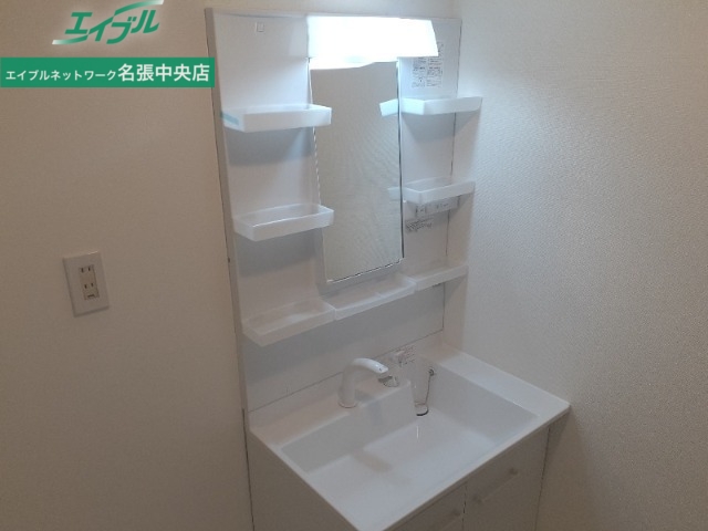 洗面設備　写真は同物件・別室の写真です（反転タイプ）