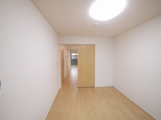 その他部屋・スペース　落ち着いた色調の寝室です