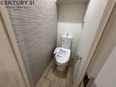 トイレ　収納棚あり・温水洗浄便座完備