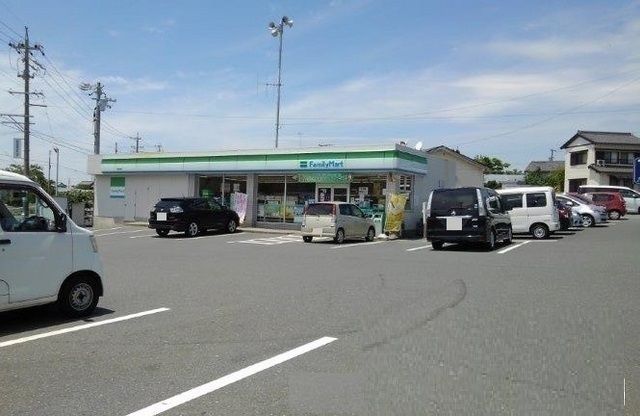 コンビニ　ファミリーマート田原浦店（コンビニ）まで850m