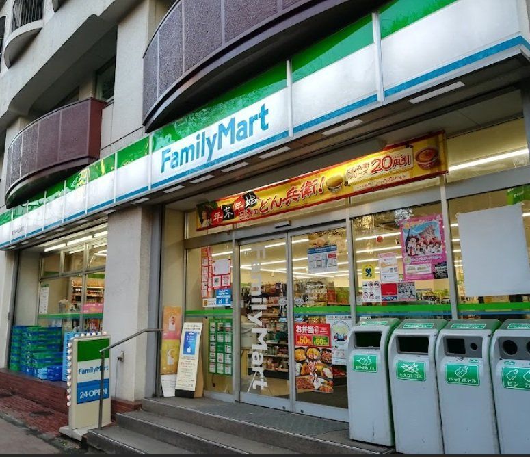 コンビニ　ファミリーマート新宿中央公園店（コンビニ）まで90m