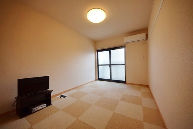 レオパレスアムール大宮IIの居間写真