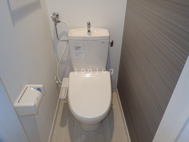 トイレ　嬉しい温水洗浄便座付きのトイレです。