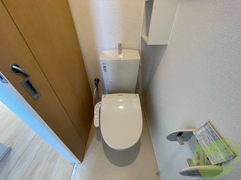 トイレ　温水洗浄便座なので快適に使用できそうですね。