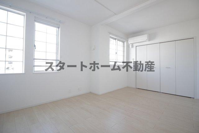その他部屋・スペース　広くて明るい寝室