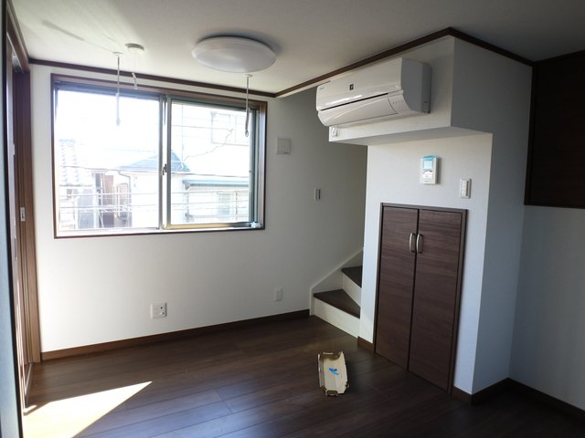 居室・リビング　落ち着いた色合いの床材を使用した居住空間です