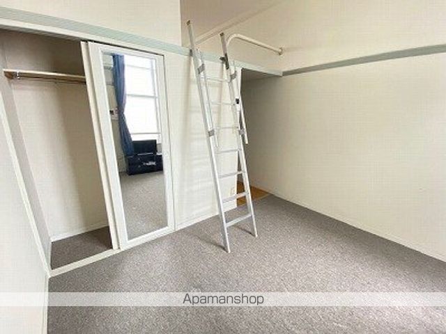レオパレスコニファーの居間写真