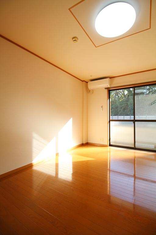 居室・リビング　エアコン・照明器具（LED）完備