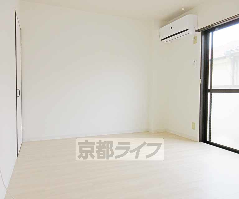 居室・リビング　築年数は古いですが中はリノベーションされて綺麗です・