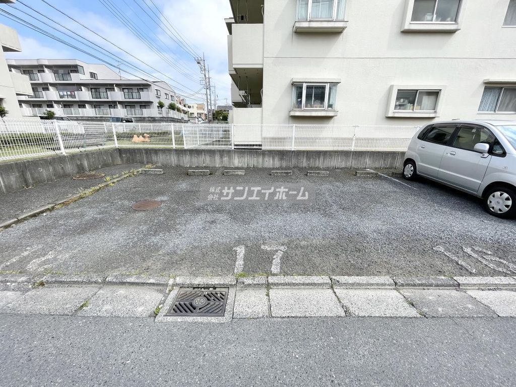 ルネッサンス小手指1号館の駐車場