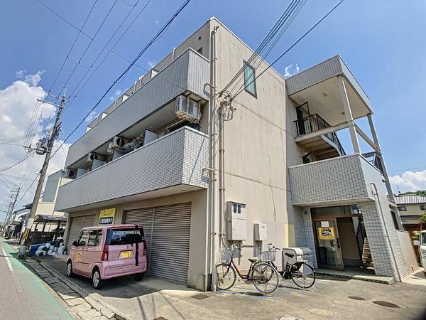 さやまハイツの建物外観